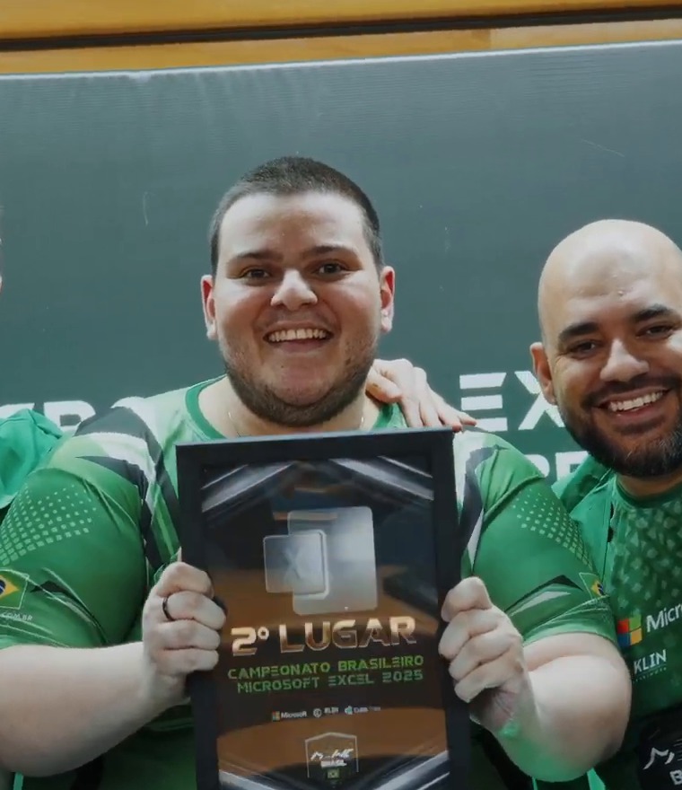 Gabriel Sotero sorri com a placa de 2º lugar no Campeonato Brasileiro de Microsoft Excel 2025.